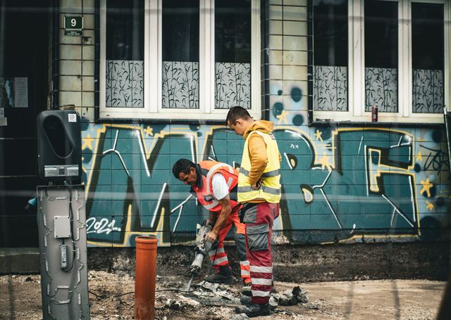Burineur à l'arrêt sur une dalle béton Burin SDS-Max engagé dans le mandrin d'un burineur posé sur une dalle