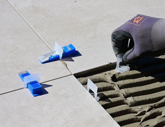 Retirer un ancien carrelage au burineur : outils, gestes et support à préserver Retirer un ancien carrelage au burineur : outils, gestes et support à préserver